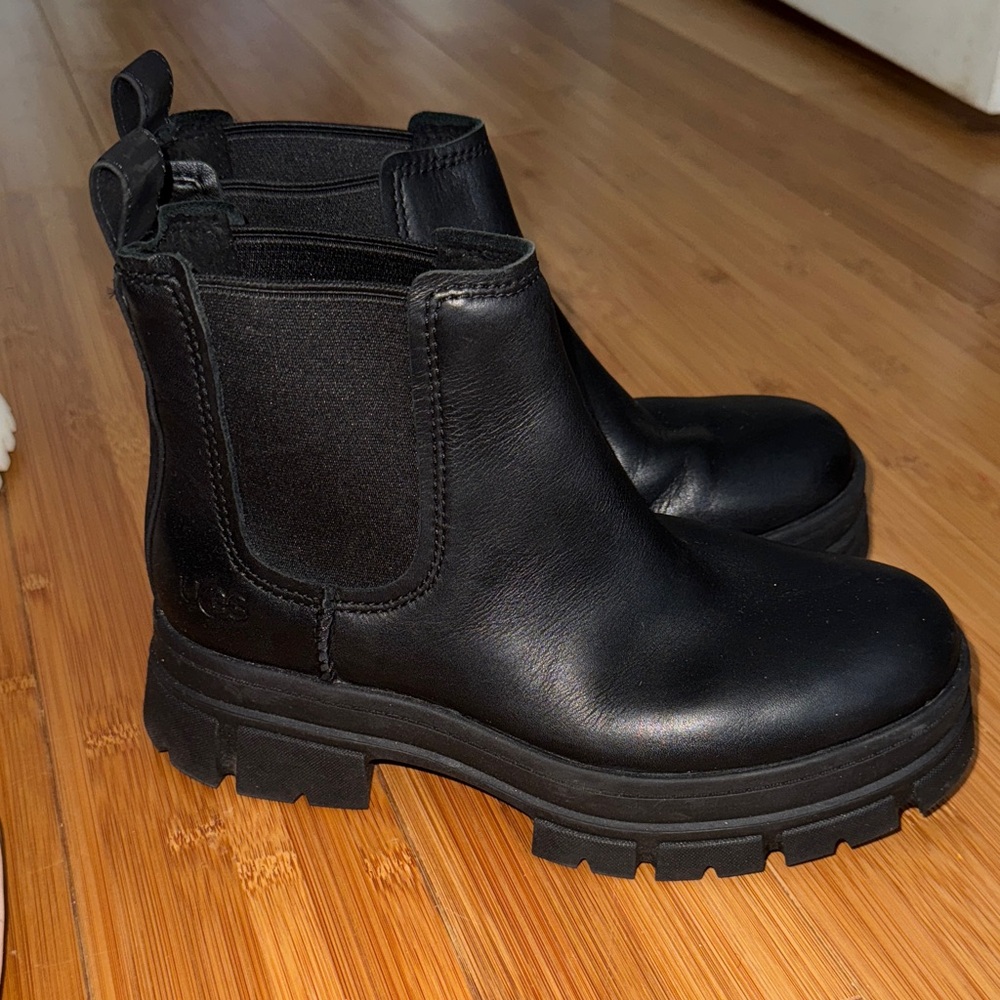 UGG Ashton Chelsea Ankle Boots